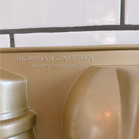 New- Nordic Ware Nonstick Cast Aluminum 3D Snowman Pan - Picture 5 of 5